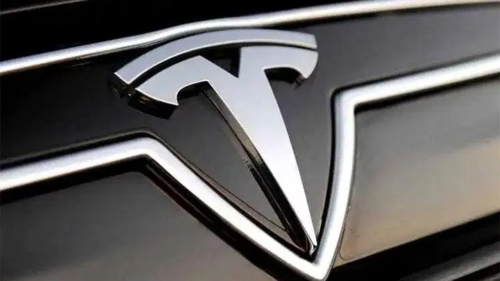 Terobosan Otomotif: Tesla Menaklukkan Inovasi dalam Survei Bergengsi