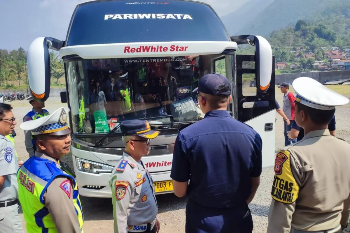 Patroli Ketat, Dishub Garut Pastikan Keselamatan Wisatawan Bus Saat Waisak