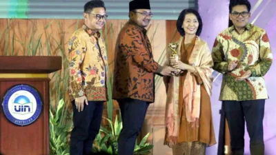 Legenda Cak Nur Terima Penghargaan Abadi dari IKALUIN Award untuk Inspirasi yang Tak Lekang Waktu