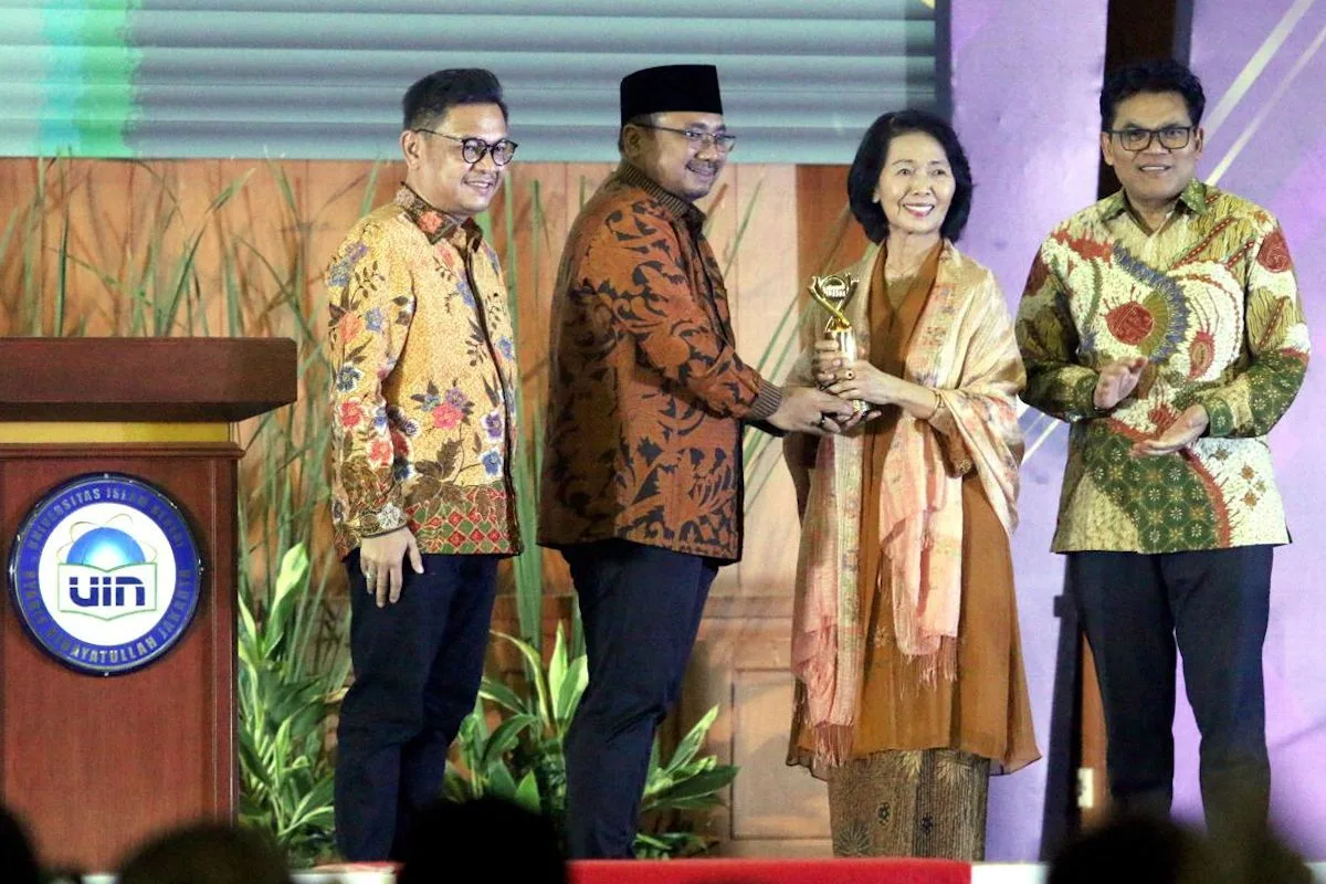 Legenda Cak Nur Terima Penghargaan Abadi dari IKALUIN Award untuk Inspirasi yang Tak Lekang Waktu