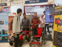 Kursi Roda Pintar Karya Anak Bangsa, Bergerak dengan Sensor Suara

Di tengah kemajuan teknologi, hadir inovasi kursi roda pintar karya anak bangsa yang dapat bergerak hanya dengan sensor suara. Temuan ini menjadi bukti kecerdasan dan inovasi putra-putri Indonesia.

Teknologi Sensor Suara

Kursi roda pintar ini menggunakan teknologi sensor suara canggih yang memungkinkan pengguna mengendalikan gerakan kursi roda hanya dengan mengucapkan perintah suara. Sistem ini bekerja dengan mengenali kata-kata tertentu yang ditetapkan untuk mengendalikan gerakan dasar seperti maju, mundur, belok kiri, dan belok kanan.

Cara Kerja

Pengguna cukup mengucapkan perintah suara tertentu ke mikrofon yang terpasang pada kursi roda. Sensor akan mengenali perintah tersebut dan meneruskannya ke sistem kontrol. Sistem kontrol kemudian akan menerjemahkan perintah tersebut ke dalam gerakan motor yang menggerakkan roda kursi roda.

Fitur Unggulan

Selain sensor suara, kursi roda pintar ini juga dilengkapi dengan beberapa fitur unggulan, antara lain:

* Sensor Penghalang: Kursi roda dilengkapi sensor penghalang yang akan mendeteksi objek di depannya dan menghentikan kursi roda secara otomatis untuk mencegah tabrakan.
* Baterai Tahan Lama: Kursi roda ditenagai oleh baterai yang dapat diisi ulang dan tahan lama, memungkinkan pengguna bepergian lebih jauh tanpa perlu khawatir kehabisan daya.
* Desain Ergonomis: Kursi roda dirancang secara ergonomis untuk memberikan kenyamanan dan dukungan yang optimal bagi pengguna.

Manfaat bagi Pengguna

Kursi roda pintar ini menawarkan banyak manfaat bagi penggunanya, terutama penyandang disabilitas fisik. Beberapa manfaat tersebut antara lain:

* Mobilitas yang Lebih Mudah: Sensor suara memungkinkan pengguna mengendalikan kursi roda dengan mudah dan nyaman, tanpa perlu menggunakan joystick atau tuas.
* Keamanan yang Tinggi: Sensor penghalang memastikan keamanan pengguna dengan mencegah tabrakan dengan objek di sekitarnya.
* Meningkatkan Kualitas Hidup: Kursi roda pintar memberikan kebebasan dan kemandirian bagi pengguna, memungkinkan mereka untuk berpartisipasi aktif dalam kegiatan sehari-hari.

Pengakuan dan Penghargaan

Inovasi kursi roda pintar karya anak bangsa ini telah mendapat pengakuan dan penghargaan baik di tingkat nasional maupun internasional. Penemuan ini telah memenangkan berbagai kompetisi dan menerima penghargaan atas inovasinya yang luar biasa.

Kursi roda pintar ini merupakan bukti kemampuan dan kreativitas anak bangsa. Inovasi ini tidak hanya meningkatkan mobilitas penyandang disabilitas, tetapi juga membawa kebanggaan bagi Indonesia di mata dunia.