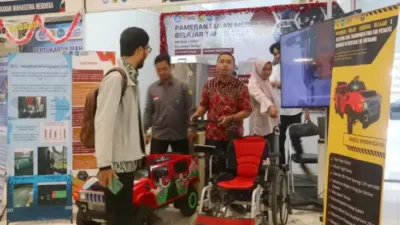 **Ringkasan:**

Inovasi kursi roda pintar karya anak bangsa menggunakan sensor suara untuk mengendalikan gerakan, meningkatkan mobilitas penyandang disabilitas. Sensor penghalang memastikan keamanan, sementara fitur baterai tahan lama dan desain ergonomis memberikan kenyamanan. Kursi roda ini telah mendapat pengakuan dan penghargaan, membuktikan kecerdasan dan inovasi Indonesia.