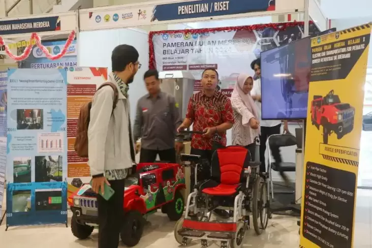 **Ringkasan:**

Inovasi kursi roda pintar karya anak bangsa menggunakan sensor suara untuk mengendalikan gerakan, meningkatkan mobilitas penyandang disabilitas. Sensor penghalang memastikan keamanan, sementara fitur baterai tahan lama dan desain ergonomis memberikan kenyamanan. Kursi roda ini telah mendapat pengakuan dan penghargaan, membuktikan kecerdasan dan inovasi Indonesia.