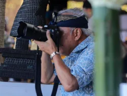 Aksi Menteri Basuki Jadi Fotografer Pakai Udeng di World Water Forum