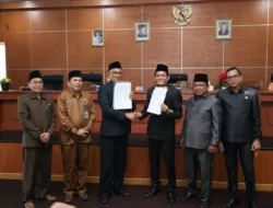 Rapat Paripurna DPRD Bengkulu Tengah Bahas Pendapat Akhir Fraksi Terhadap Raperda APBD dan RPJPD 2025