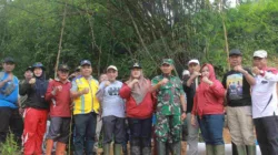 Kodim 0407 Bersama Pemkab Bengkulu Tengah Gotong Royong Pasang Pipa Irigasi