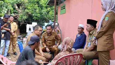 Bupati Bengkulu Tengah Kunjungi dan Berikan Bantuan untuk Korban Kebakaran