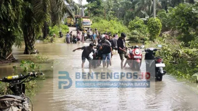 Genangan Air Hambat Pengendara di Jalan Lintas Desa Pagar Dewa – Kembang Ayun